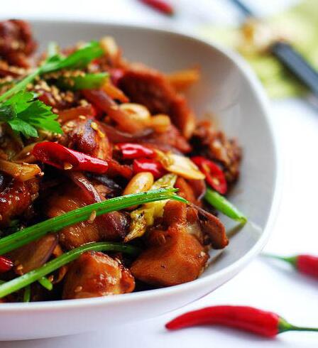 肉質(zhì)細(xì)嫩，味道鮮美的小米椒炒雞肉怎么做？