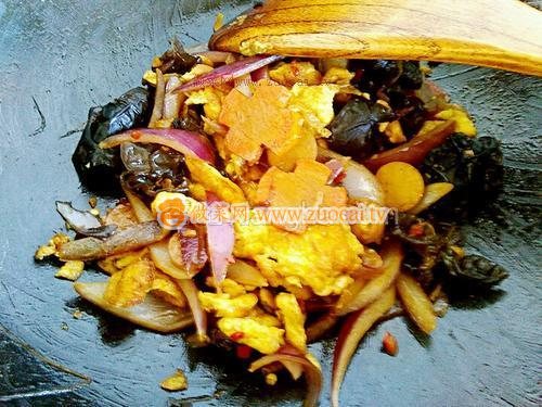 洋蔥木耳胡蘿卜炒雞蛋的做法