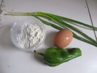 青椒蔥香雞蛋餅的做法步驟1