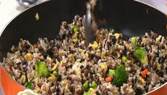 營養(yǎng)美味的四色炒米飯怎么做？