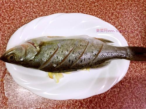 清蒸海鱸魚(yú)的做法