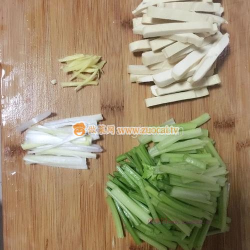 芹菜炒豆干的做法