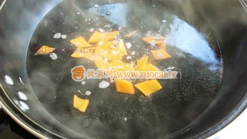 西藍(lán)花拌銀耳的做法