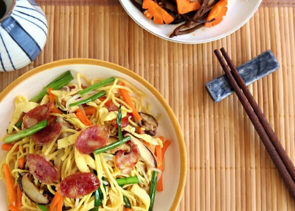 怎么做臘腸炒油面？