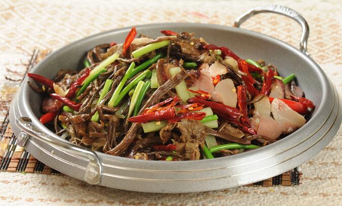 香辣十足的干鍋茶樹菇臘肉怎么做？