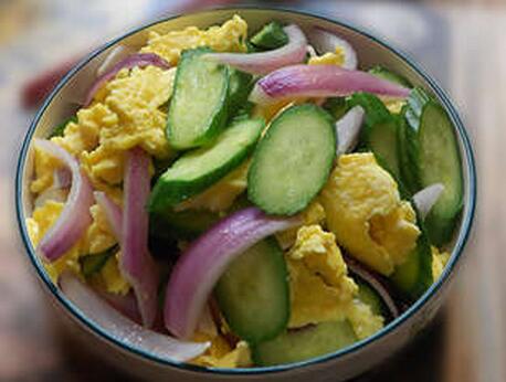 如何做美味下飯的洋蔥黃瓜炒雞蛋？