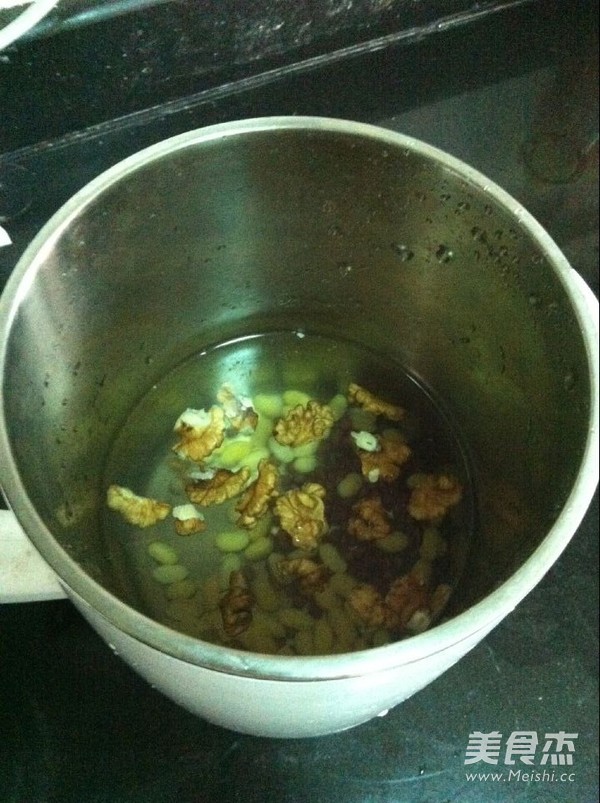 核桃紅豆豆?jié){的做法