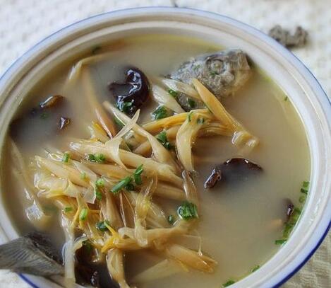 清熱利濕，健脾益氣豆芽金針鯽魚湯