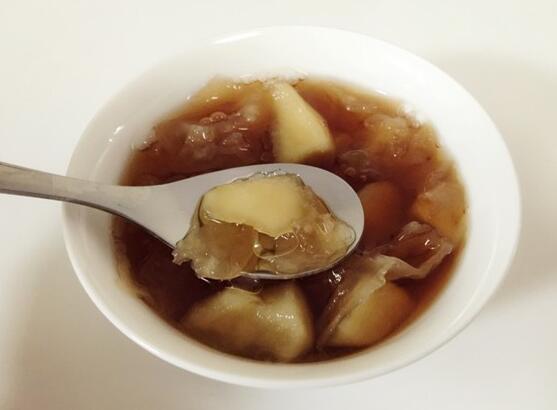 滋補養(yǎng)顏的紅糖蘋果銀耳湯怎么做？