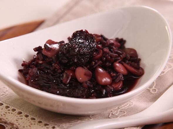 健脾養(yǎng)胃的益母草南棗甜杏仁黑糯米粥怎么做？