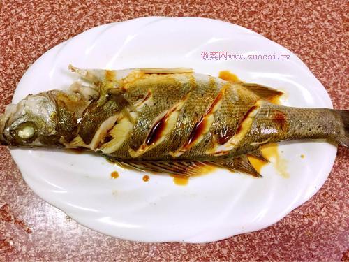清蒸海鱸魚(yú)的做法