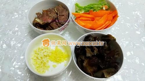 胡蘿卜黑木耳炒牛肉的做法