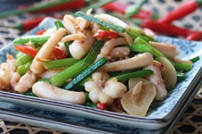 韭菜炒魷魚(yú)的做法