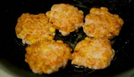 營養(yǎng)早餐玉米白面奶香煎餅子怎么做？