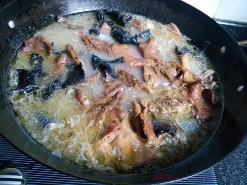 農(nóng)家野生菌燉雞的做法