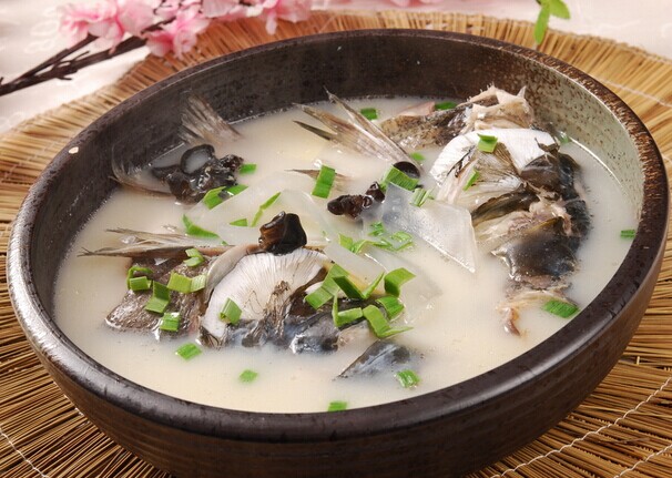 燉魚(yú)頭湯
