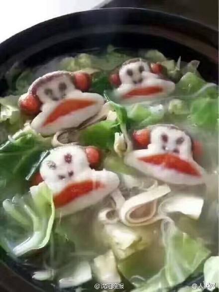 11月12日，有網(wǎng)友在微博上秀出了學(xué)校食堂發(fā)明的新菜：砂鍋大嘴猴，一份只要9塊錢。