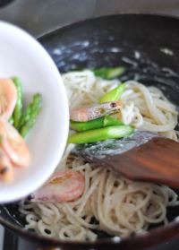 甜蝦蘆筍白醬意面#圣誕美味意餐#的做法步驟6