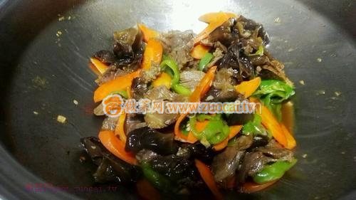 胡蘿卜黑木耳炒牛肉的做法