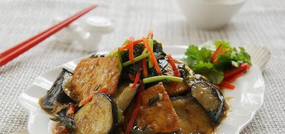 家常菜豆腐燜茄子怎么做？