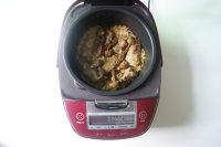 不需要技術(shù)含量的【姬松茸排骨煲仔飯】的做法步驟11