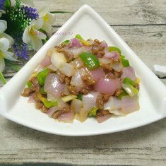 洋蔥青椒牛肉丁的做法