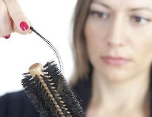 加一物洗頭時可防脫發(fā)