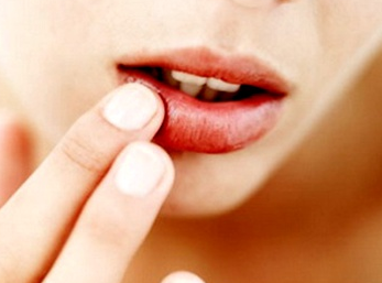 冬季嘴唇的護(hù)理 教你挑選潤(rùn)唇膏方法