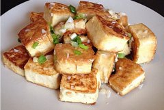 油爆豆腐的做法視頻