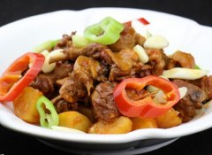 春節(jié)年夜飯菜譜:土豆燉雞塊