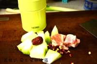 冬季進(jìn)補(bǔ)，冬瓜排骨湯的做法步驟2