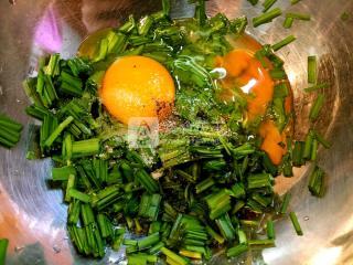 【從零學(xué)燒菜第一課】韭菜雞蛋餅的做法步驟:3