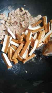 香干花菜炒肉的做法步驟6