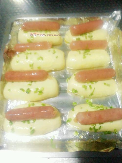 蔥香烤腸面包的做法