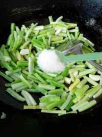 西芹炒火腿腸的做法步驟5