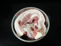 五花肉燉黑筍干的做法步驟1