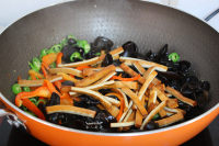 木耳炒香干的做法步驟6