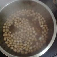 一道補(bǔ)血養(yǎng)顏的靚湯-----蓮藕花生豬尾湯的做法圖解4