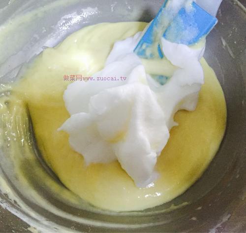 六寸酸奶戚風(fēng)蛋糕的做法