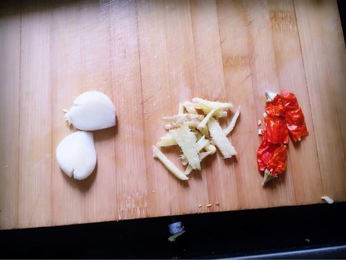 麻辣鯽魚(yú)的做法