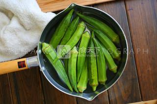 洋蔥南瓜燒秋葵的做法步驟:2