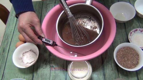 巧克力戚風(fēng)蛋糕8寸的做法