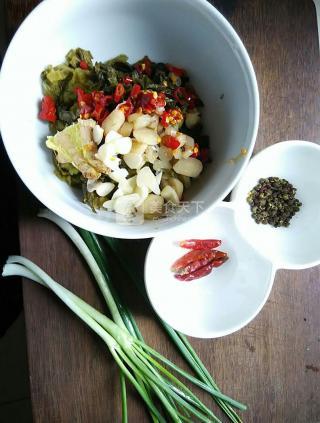 酸菜米線的做法步驟:1