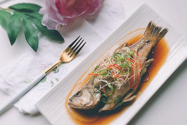 吃好一條魚？是煎、是炸、是燉？蔥油鱸魚，請跟我來學(xué)哦！的做法