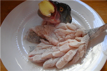 松鼠鱸魚的做法步驟2