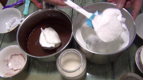 巧克力戚風(fēng)蛋糕8寸的做法