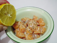 三文魚(yú)牛油果沙拉的做法步驟2