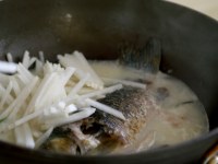 蘿卜絲鯽魚湯的做法步驟7