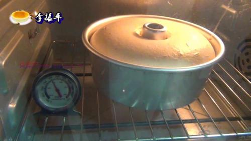 中空戚風(fēng)蛋糕8寸的做法