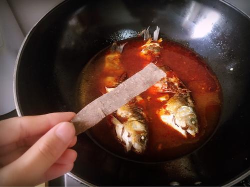 麻辣鯽魚(yú)的做法